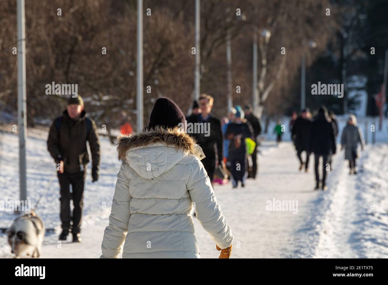 Menschen, die an einem sonnigen Wintertag in Helsinki, Finnland, spazieren gehen Stockfoto