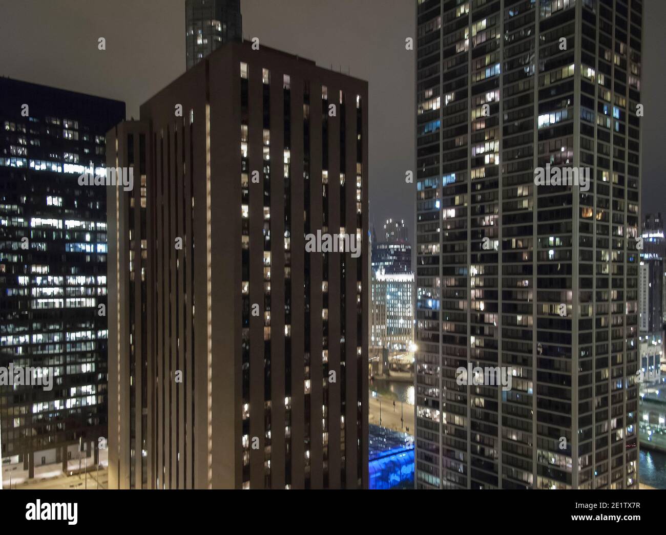 Hintergrundbild: Hochhäuser bei Nacht Stockfoto