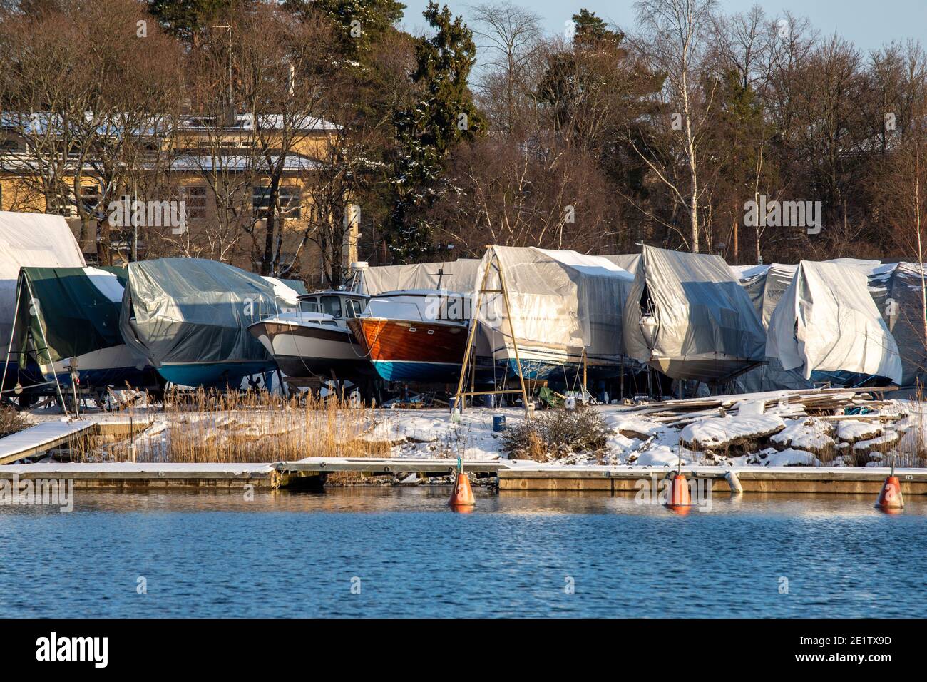 Winterlagerplatz für Boote bei Rajasaari bei Rajasaarenpenger in Helsinki, Finnland Stockfoto