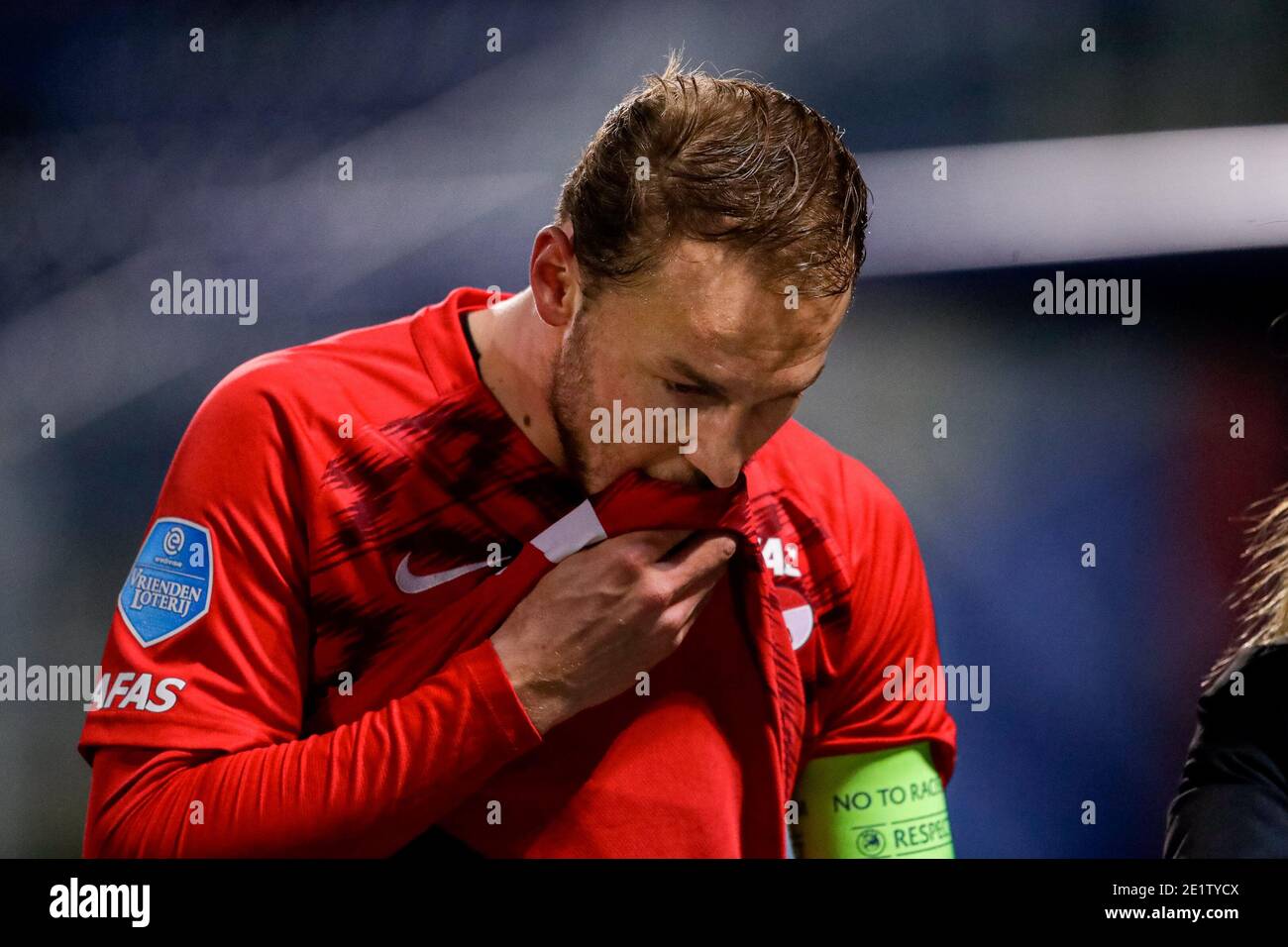 ZWOLLE, NIEDERLANDE - 9. JANUAR: (L-R): Teun Koopmeiners von AZ beißt sein Trikot / Hemd während der niederländischen Eredivisie-Match zwischen PEC Zwolle und AZ A Stockfoto