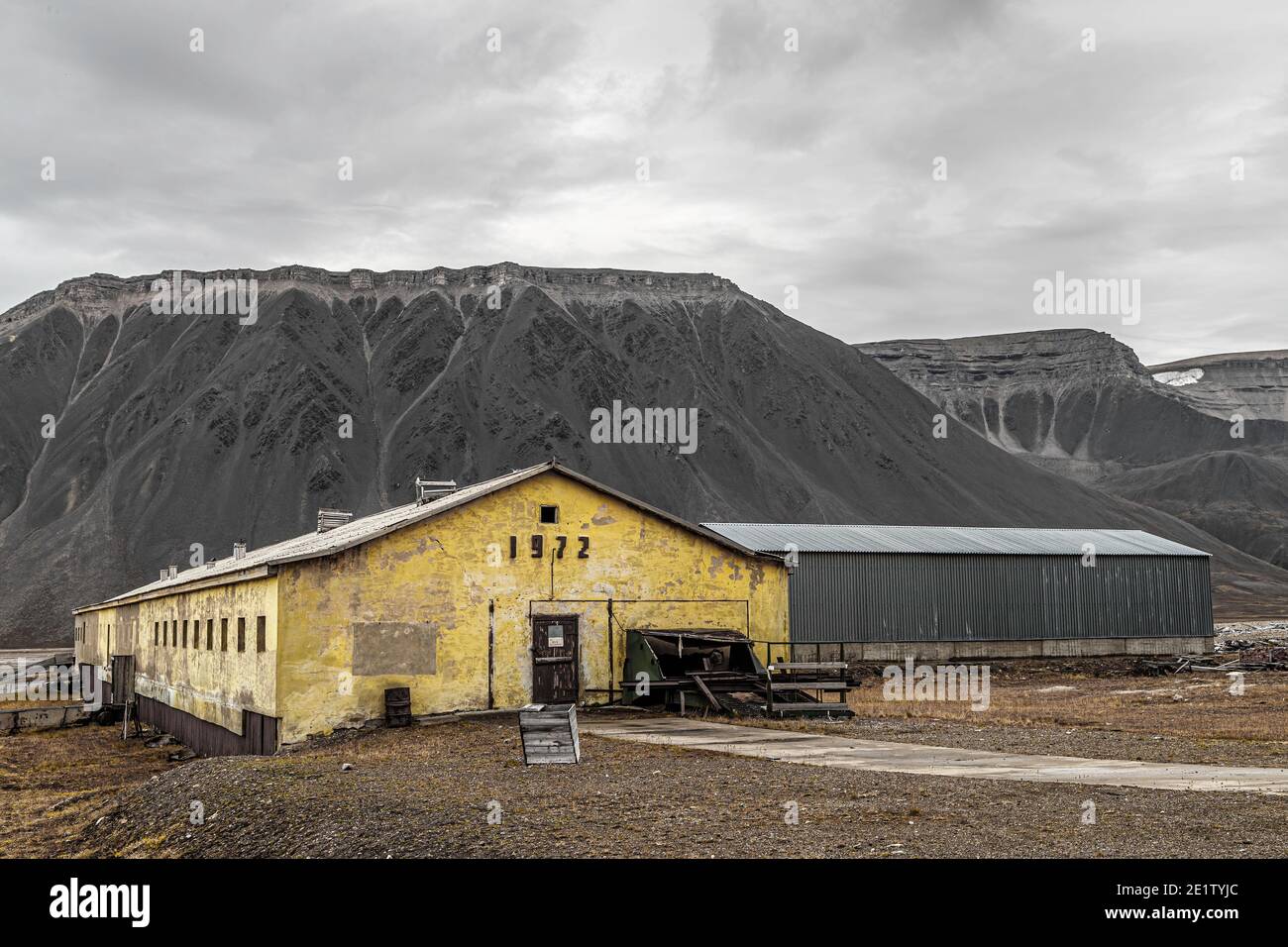 Verlassene und verlassene Industriegebäude in Pyramiden, verlassene russische Mine und die dazugehörige Stadt auf Spitzbergen. Stockfoto