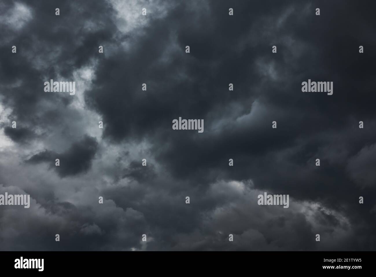 Schwarze havy stürmische Wolken, kann als Hintergrund verwendet werden Stockfoto