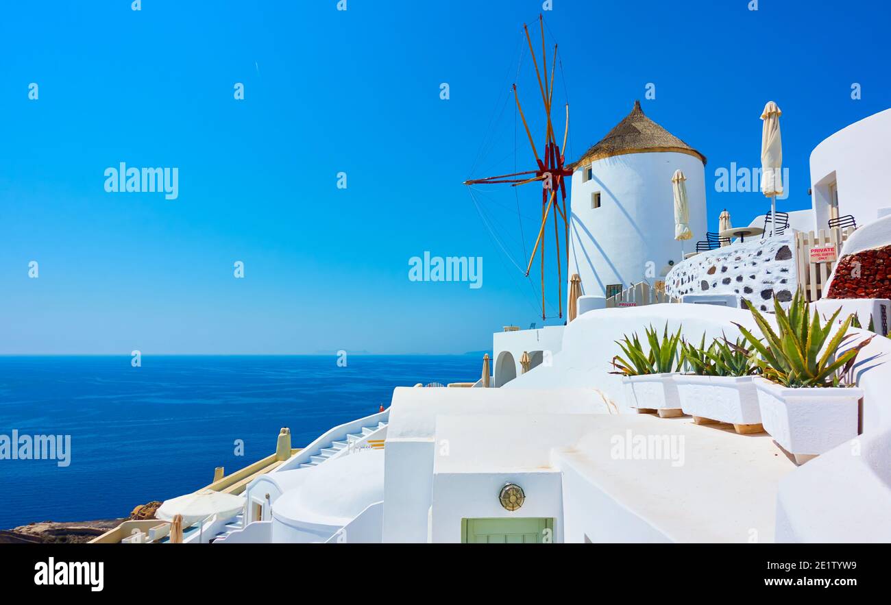 Griechenland, Insel Santorini. Griechische Landschaft mit alter Windmühle im Dorf Oia Stockfoto