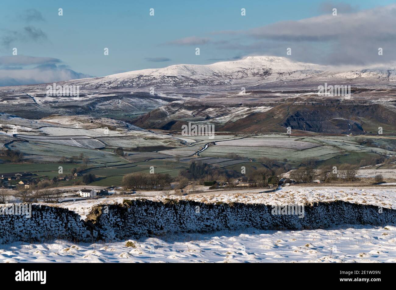 Ein schneebedeckter Ingleborough-Gipfel, von Langcliffe Scar aus gesehen im Südosten. Yorkshire Dales National Park, Großbritannien. Stockfoto