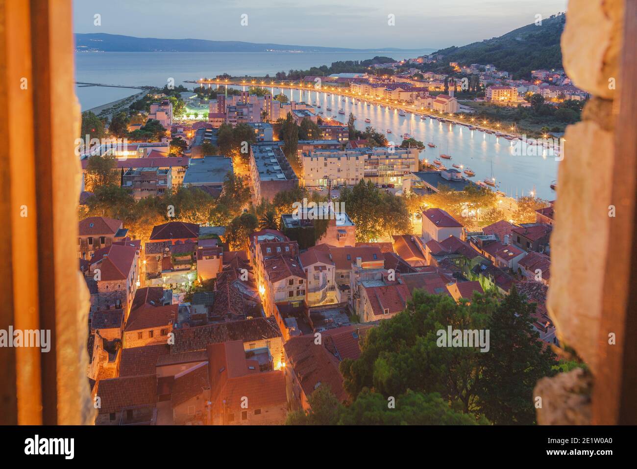 Blue Hour Blick über Omis und den Cetina River Aus einem Fenster in der Tvrđava Starigrad-Fortica Stockfoto