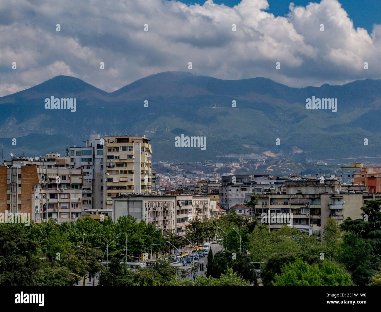 Blick vom Uhrenturm der Wohnungen und Berge rund um Tirana, Albanien Stockfoto