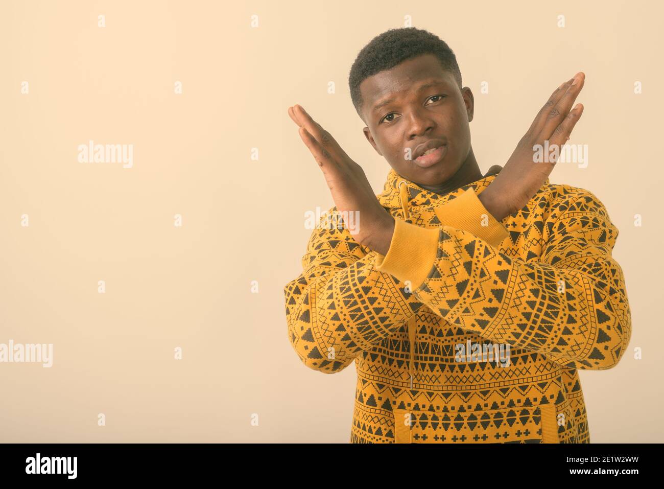 Studio shot von jungen schwarzen afrikanischen Mann zeigt die Hand Geste mit beiden Händen gegen den weißen Hintergrund Stockfoto