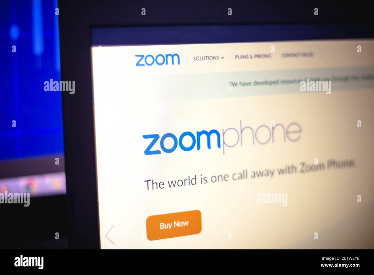 In dieser Abbildung wird die Nahaufnahme des Zoom-Videos dargestellt Kommunikationswebsite, die auf einem Notebook angezeigt wird Stockfoto