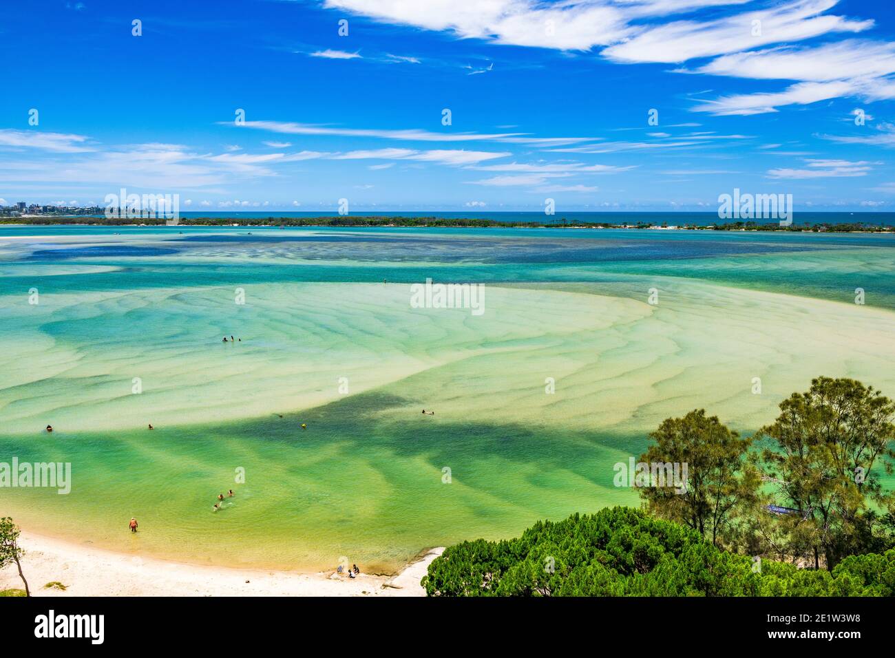 Luftaufnahmen über Golden Beach mit Blick auf Caloundra an der Sunshine Coast in Queensland an einem atemberaubenden Sommertag. Stockfoto