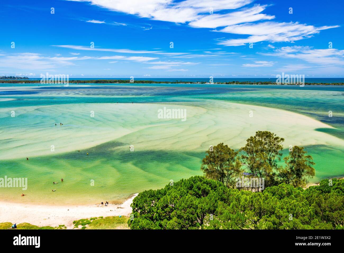 Luftaufnahmen über den Golden Beach der Pumicestone Passage und Bribe Island an der Sunshine Coast in Queensland an einem atemberaubenden Sommertag. Stockfoto
