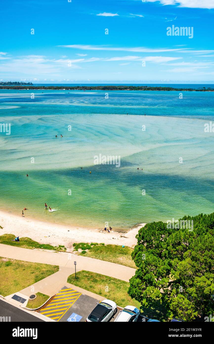Luftaufnahmen über den Golden Beach der Pumicestone Passage und Bribe Island an der Sunshine Coast in Queensland an einem atemberaubenden Sommertag. Stockfoto