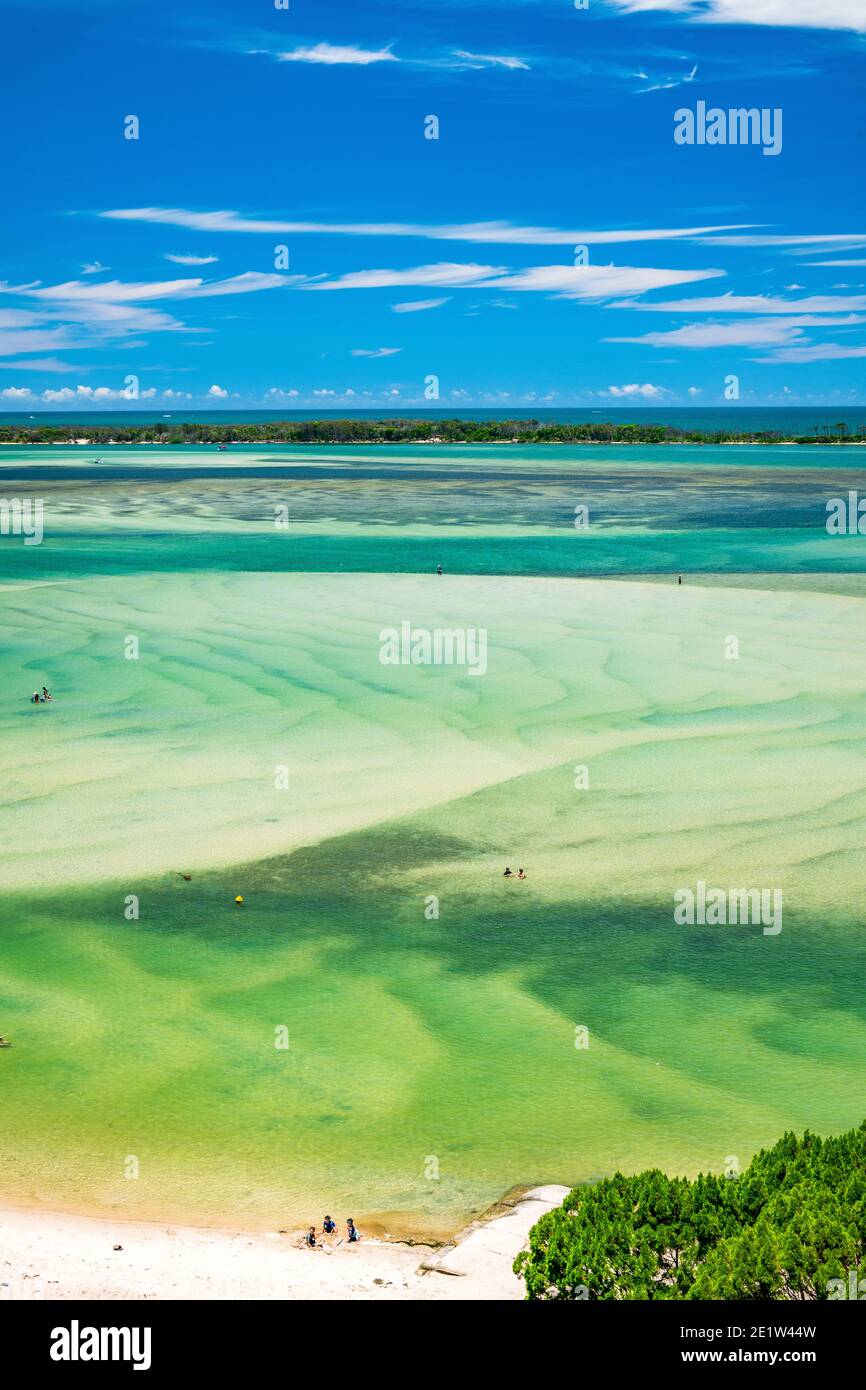 Luftaufnahmen über Golden Beach an der Sunshine Coast in Queensland an einem atemberaubenden Sommertag. Stockfoto