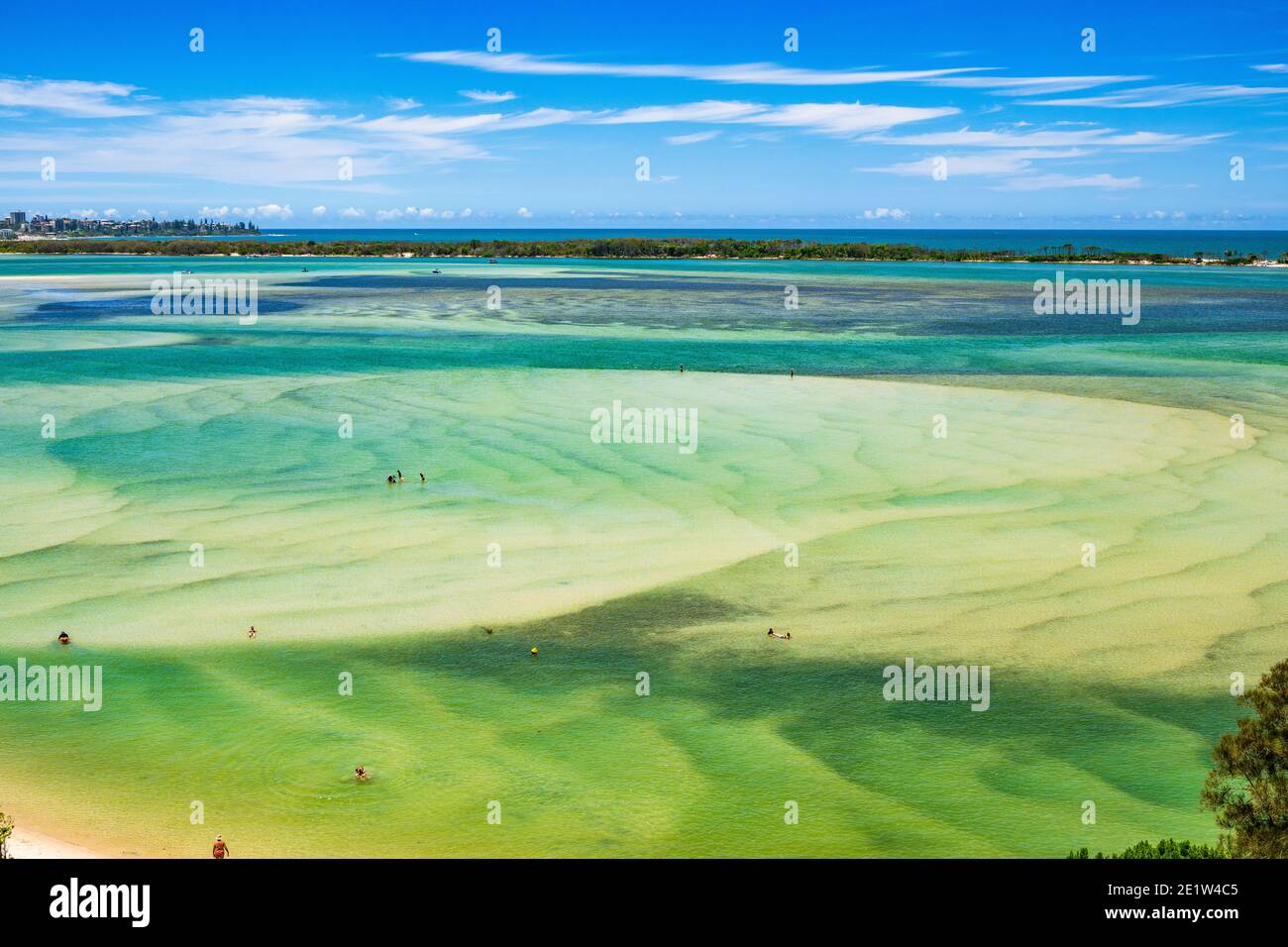 Luftaufnahmen über Golden Beach an der Sunshine Coast in Queensland an einem atemberaubenden Sommertag. Stockfoto