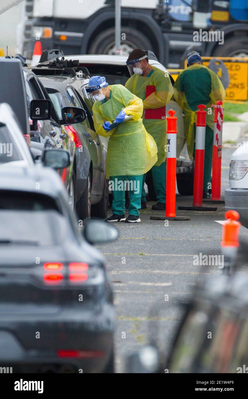 Bondi Beach in Australien, ein Hotspot für die Verbreitung des Coronavirus, hat ein schnelles Drive-Through Pop-up-Testzentrum COVID-19 ins Leben gerufen. Im Bild: Bondi Beach Pop-up-Testanlage für Drive-Through-Patienten. Stockfoto