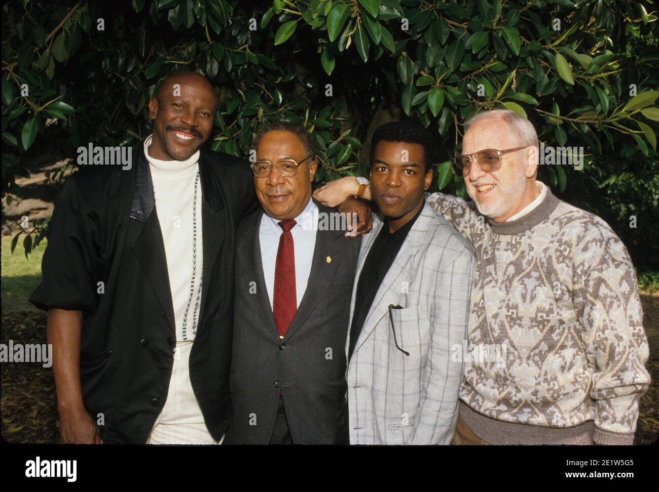 David Wolper mit Lou Gossett Jr., Alex Haley und Levar Burton 1988. Quelle: Ralph Dominguez/MediaPunch Stockfoto