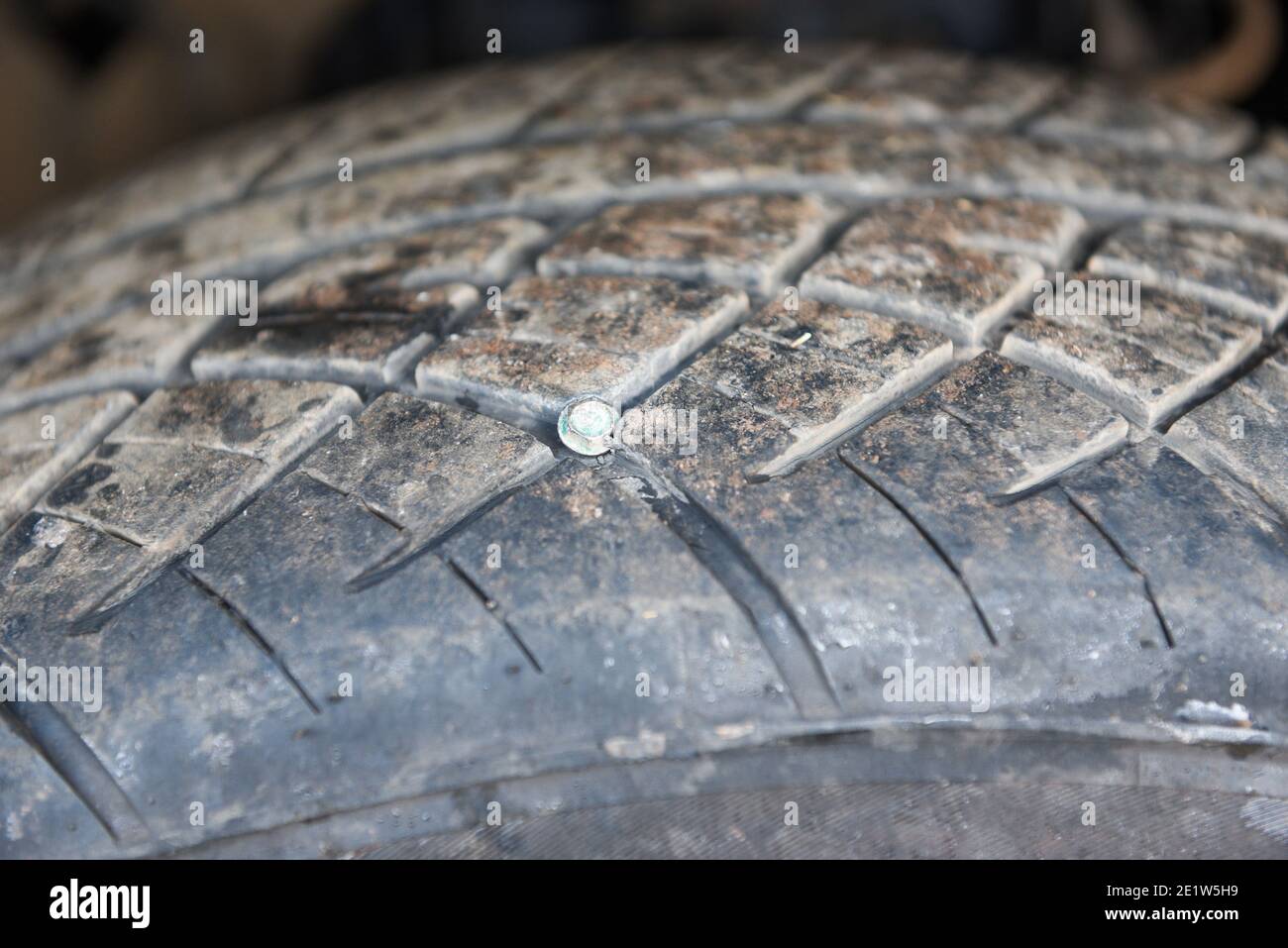Autoreifen Nagel in den gebrochenen Reifen eingebettet, Schrauben Sie in  den schwarzen Reifen. Beschädigte Reifen Probleme und Lösungen Konzept  Stockfotografie - Alamy