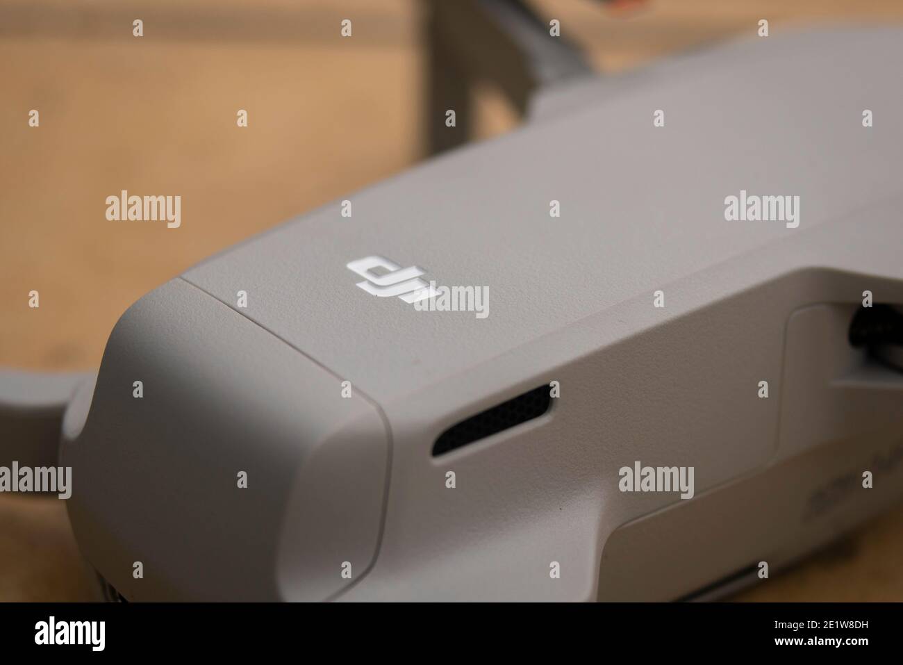 San Antonio, Texas - 9. Januar 2021: DJI-Logo auf der Mini 2 Drohne Stockfoto