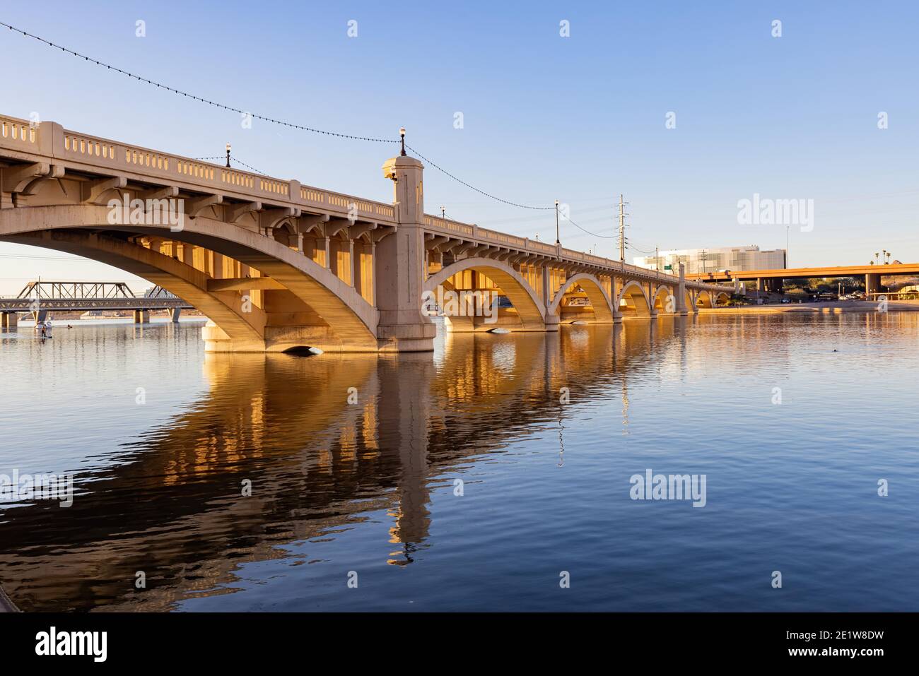 Blick auf den Sonnenuntergang auf die Tempe Town Lake Rural Road Bridge in Tempe, Arizona Stockfoto