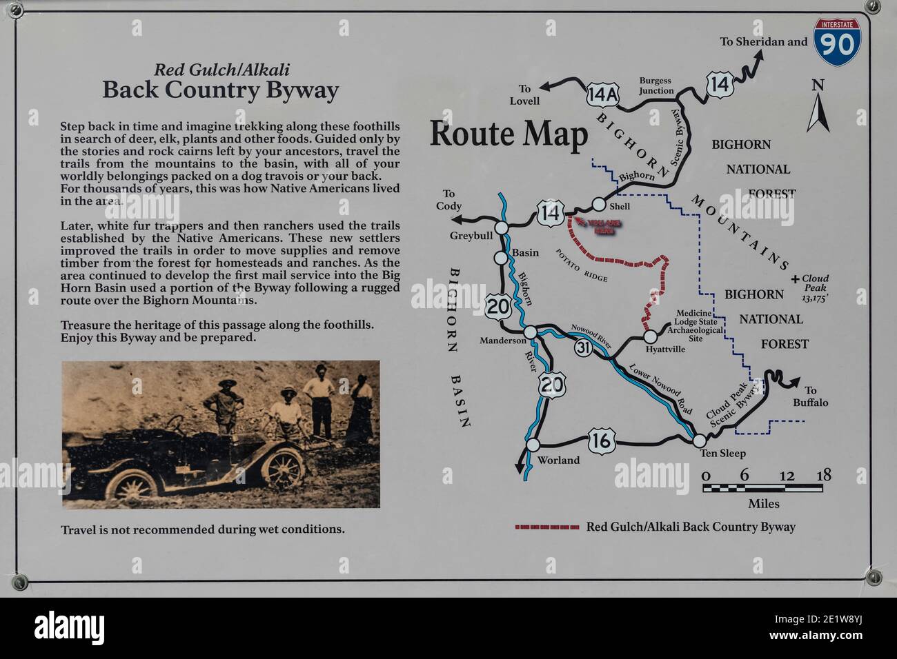 Schild für Red Gulch/Alkali National Back Country Byway auf Red Gulch Dinosaur Tracksite auf BLM Land in der Nähe von Greybull und Shell, Wyoming, USA Stockfoto