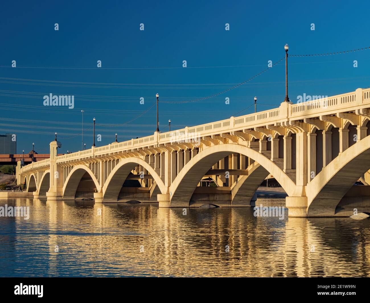 Blick auf den Sonnenuntergang auf die Tempe Town Lake Rural Road Bridge in Tempe, Arizona Stockfoto