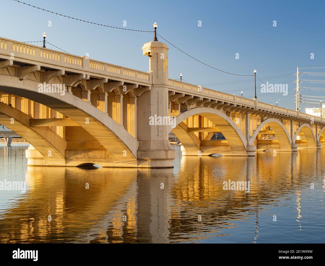 Blick auf den Sonnenuntergang auf die Tempe Town Lake Rural Road Bridge in Tempe, Arizona Stockfoto