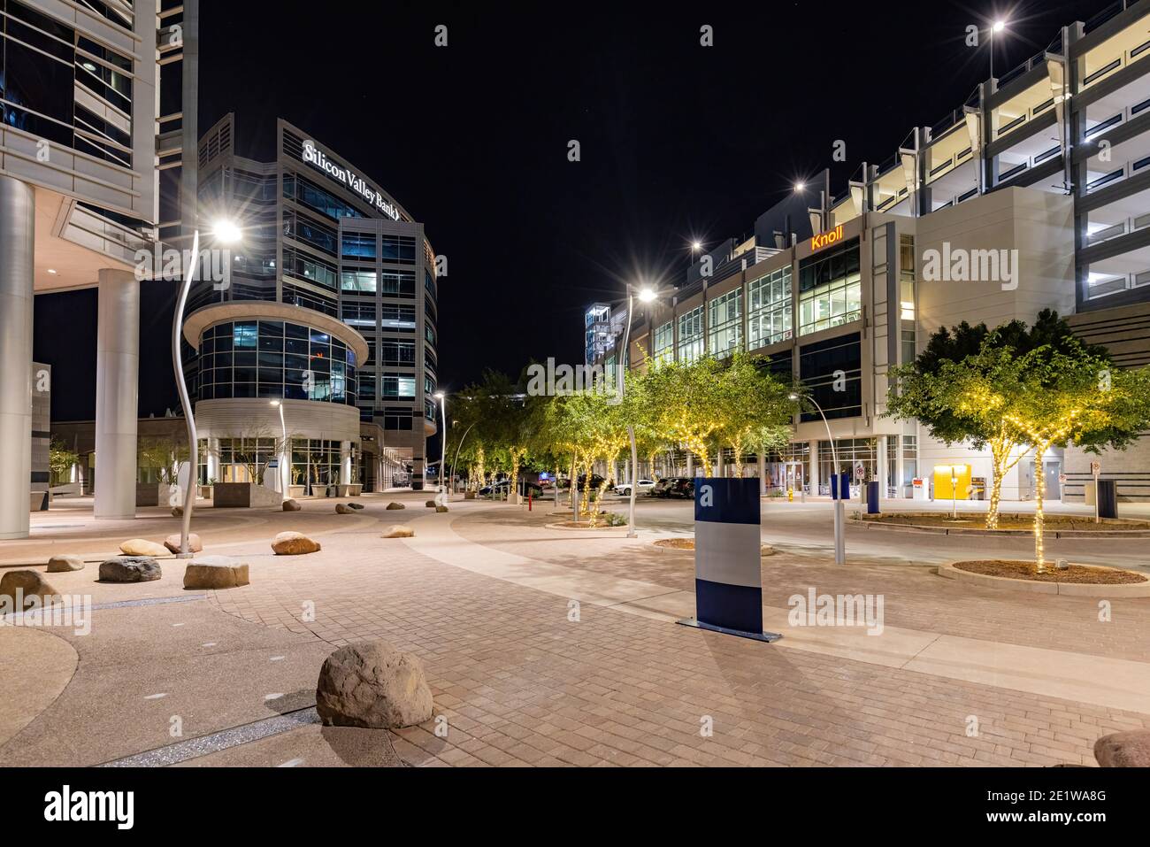 Tempe, 1. JANUAR 2021 - Nachtansicht der Silicon Valley Bank Stockfoto