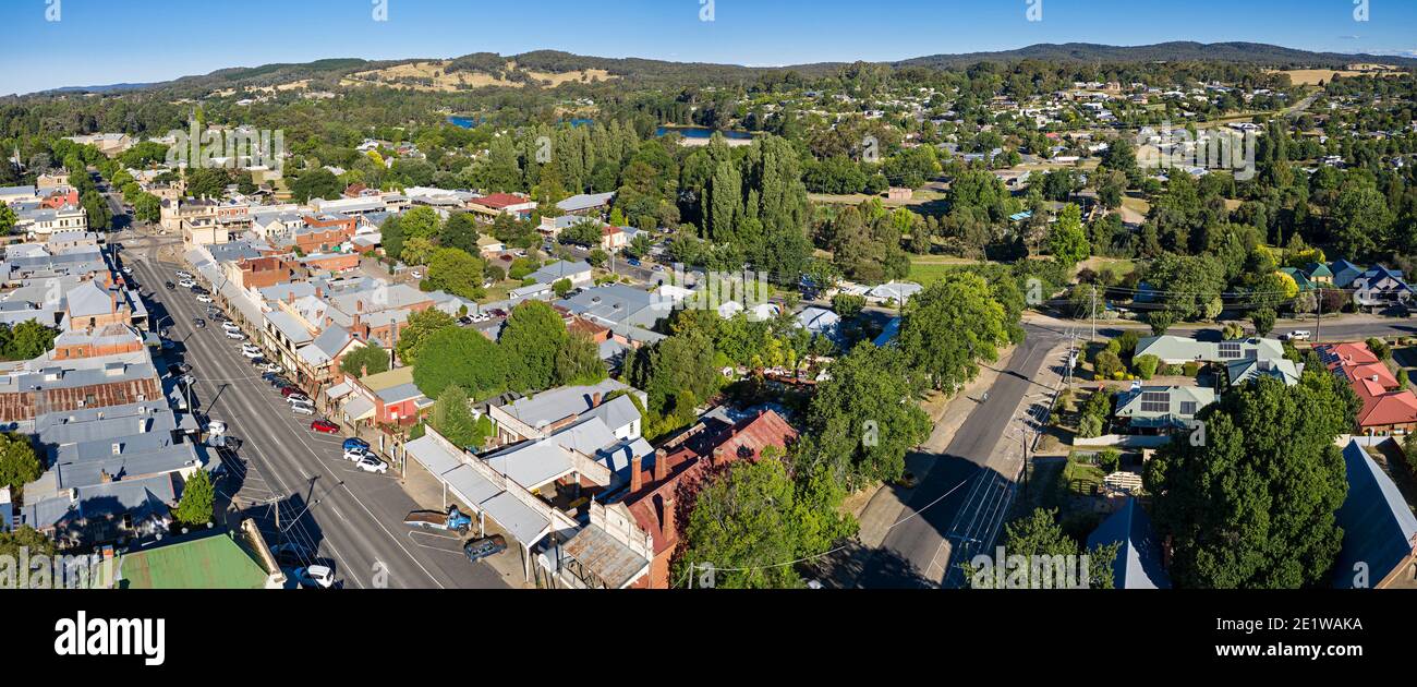 Luftpanorama der Hauptstraße in Beechworth, Victoria, Australien Stockfoto