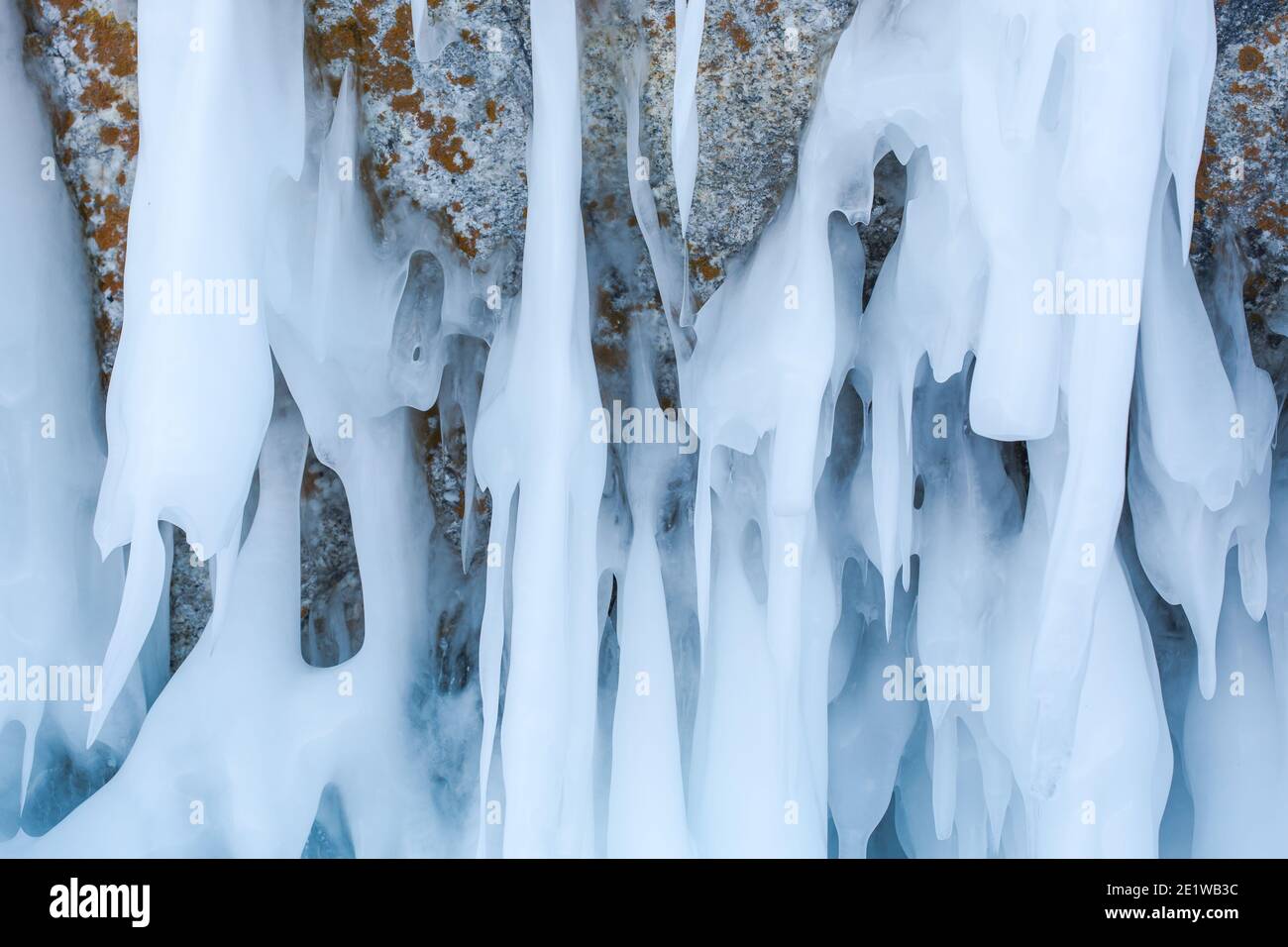 Eiszapfen auf EINEM Felskliff Stockfoto