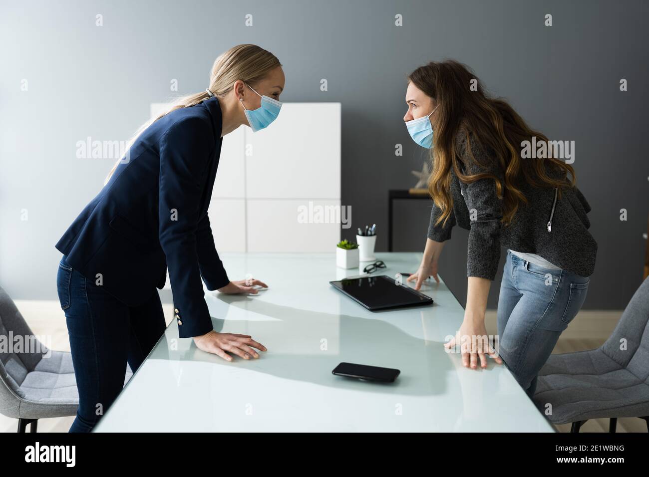 Wütend Frauen Kämpfen Und Schreien Bei Der Arbeit Mit Gesichtsmasken Stockfoto