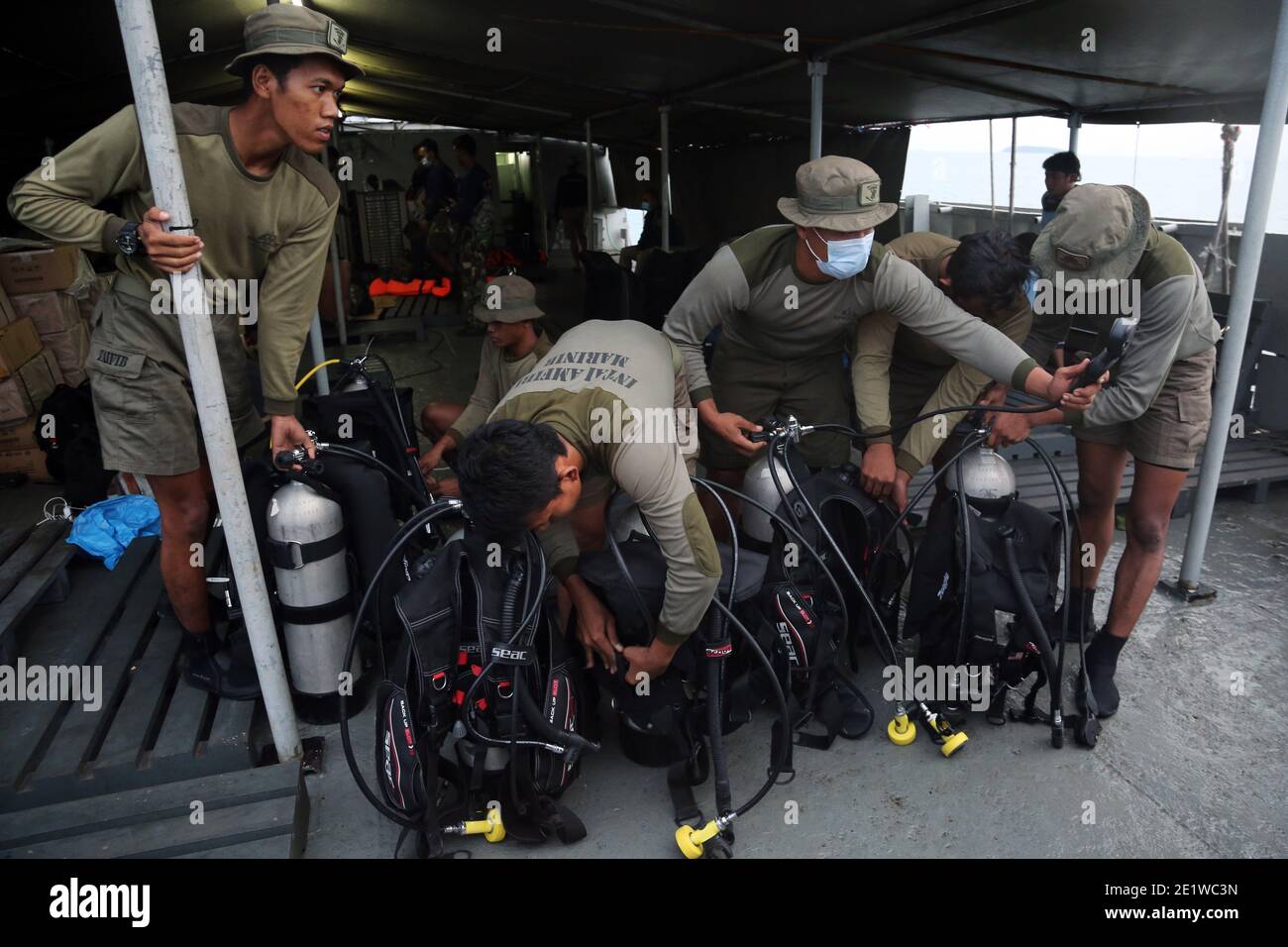 Indonesische Navy Divers bereiten ihre Ausrüstung vor, um den Sriwijaya Airlane-Flug SJ 182 zu suchen, der nach dem Start den Kontakt auf dem Schiff KRI Gilimanuk verlor. Nach Angaben eines Sprechers der Fluggesellschaft ging der Kontakt zum Sriwijaya Air-Flug SJ182 am 09. Januar 2021 kurz nach dem Start des Flugzeugs vom internationalen Flughafen Jakarta auf dem Weg nach Pontianak in der Provinz West Kalimantan verloren. Eine Such- und Rettungsaktion ist im Gange. Stockfoto