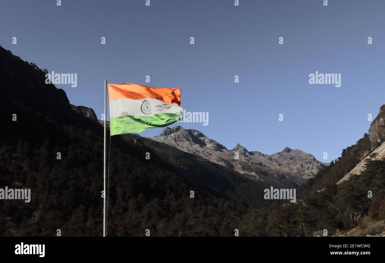 dreifarbige indische Nationalflagge winkt im Wind Stockfoto