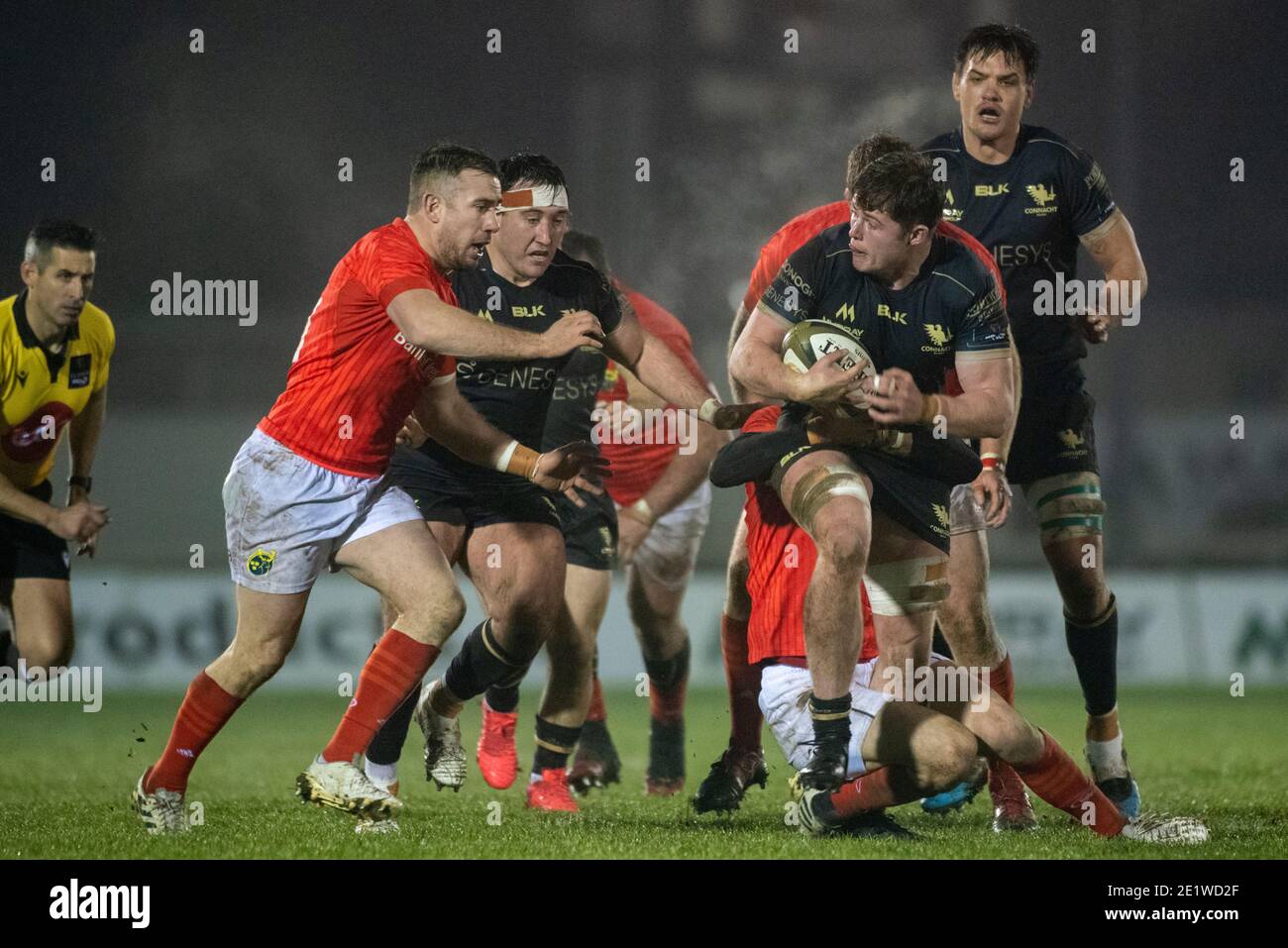 Galway, Irland. Januar 2021. Sean Masterson von Connacht läuft mit dem Ball während des Guinness PRO14 Runde 11 Match zwischen Connacht Rugby und Munster Rugby auf dem Sportplatz in Galway, Irland am 9. Januar 2021 (Foto von Andrew SURMA/SIPA USA) Kredit: SIPA USA/Alamy Live News Stockfoto