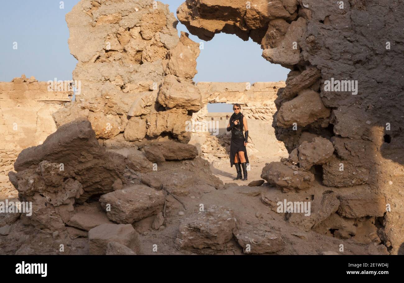 Frau mittleren Alters trägt Steampunk Kostüm der Freiheit Kämpfer in Ihr altes zerstörtes Dorf Stockfoto