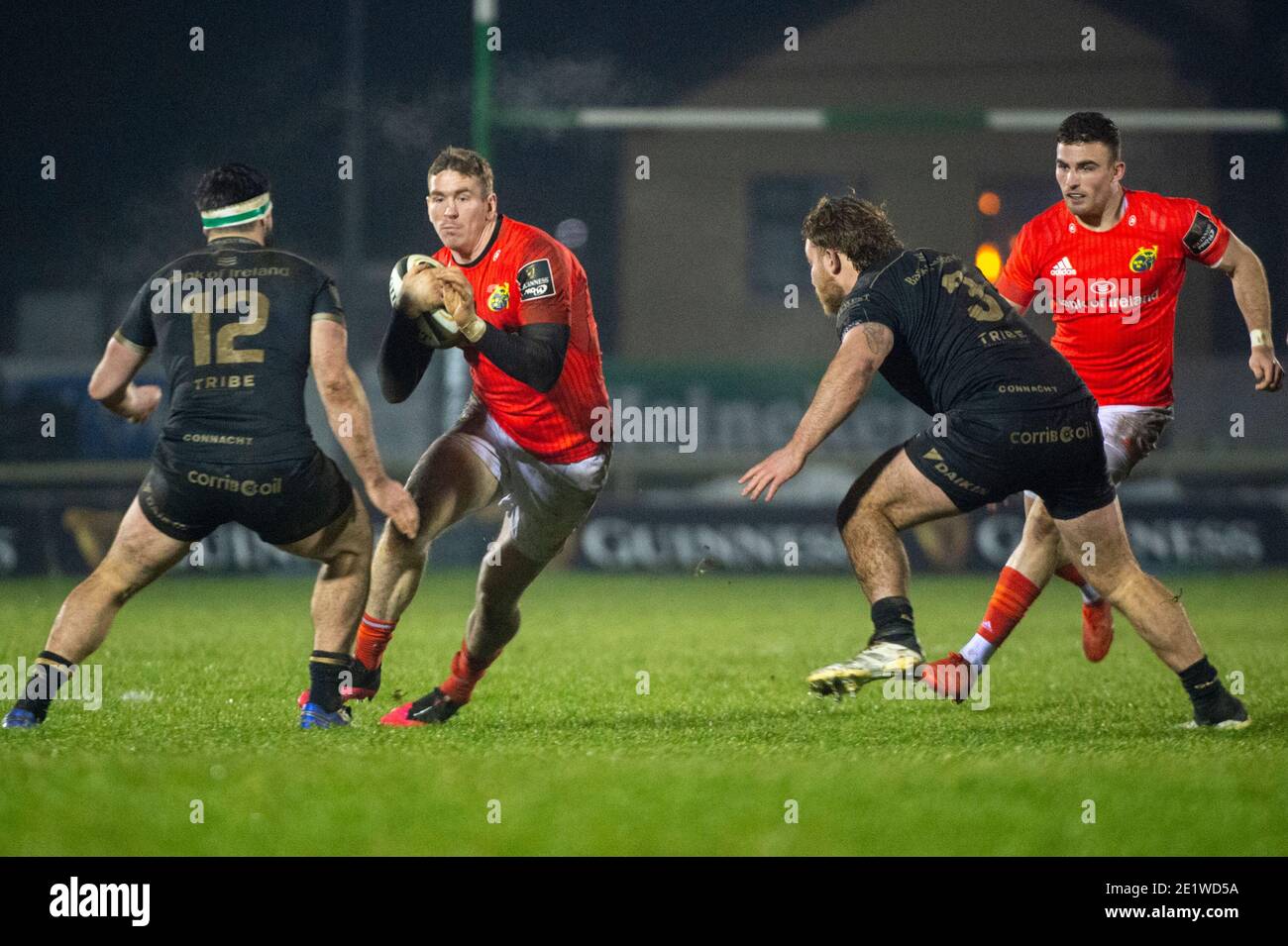 Galway, Irland. Januar 2021. Chris Farrell von Münster läuft mit dem Ball während des Guinness PRO14 Runde 11 Match zwischen Connacht Rugby und Munster Rugby auf dem Sportplatz in Galway, Irland am 9. Januar 2021 (Foto von Andrew SURMA/SIPA USA) Kredit: SIPA USA/Alamy Live News Stockfoto