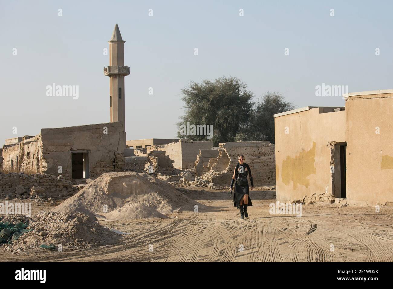 Frau mittleren Alters trägt Steampunk Kostüm der Freiheit Kämpfer in Ihr altes zerstörtes Dorf Stockfoto