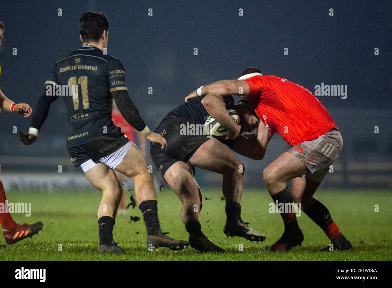 Galway, Irland. Januar 2021. Tom Daly von Connacht von James Cronin von Münster während des Guinness PRO14 Runde 11 Match zwischen Connacht Rugby und Munster Rugby auf dem Sportplatz in Galway, Irland am 9. Januar 2021 (Foto von Andrew SURMA/SIPA USA) Kredit: SIPA USA/Alamy Live News Stockfoto