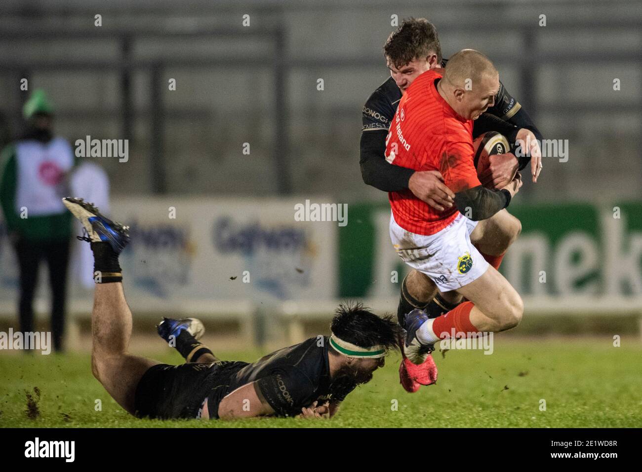 Galway, Irland. Januar 2021. Keith Earls of Munster von Peter Sullivan von Connacht und Tom Daly von Connacht während des Guinness PRO14 Runde 11 Match zwischen Connacht Rugby und Munster Rugby auf dem Sportplatz in Galway, Irland am 9. Januar 2021 (Foto von Andrew SURMA/SIPA USA) Kredit: SIPA USA/Alamy Live News Stockfoto