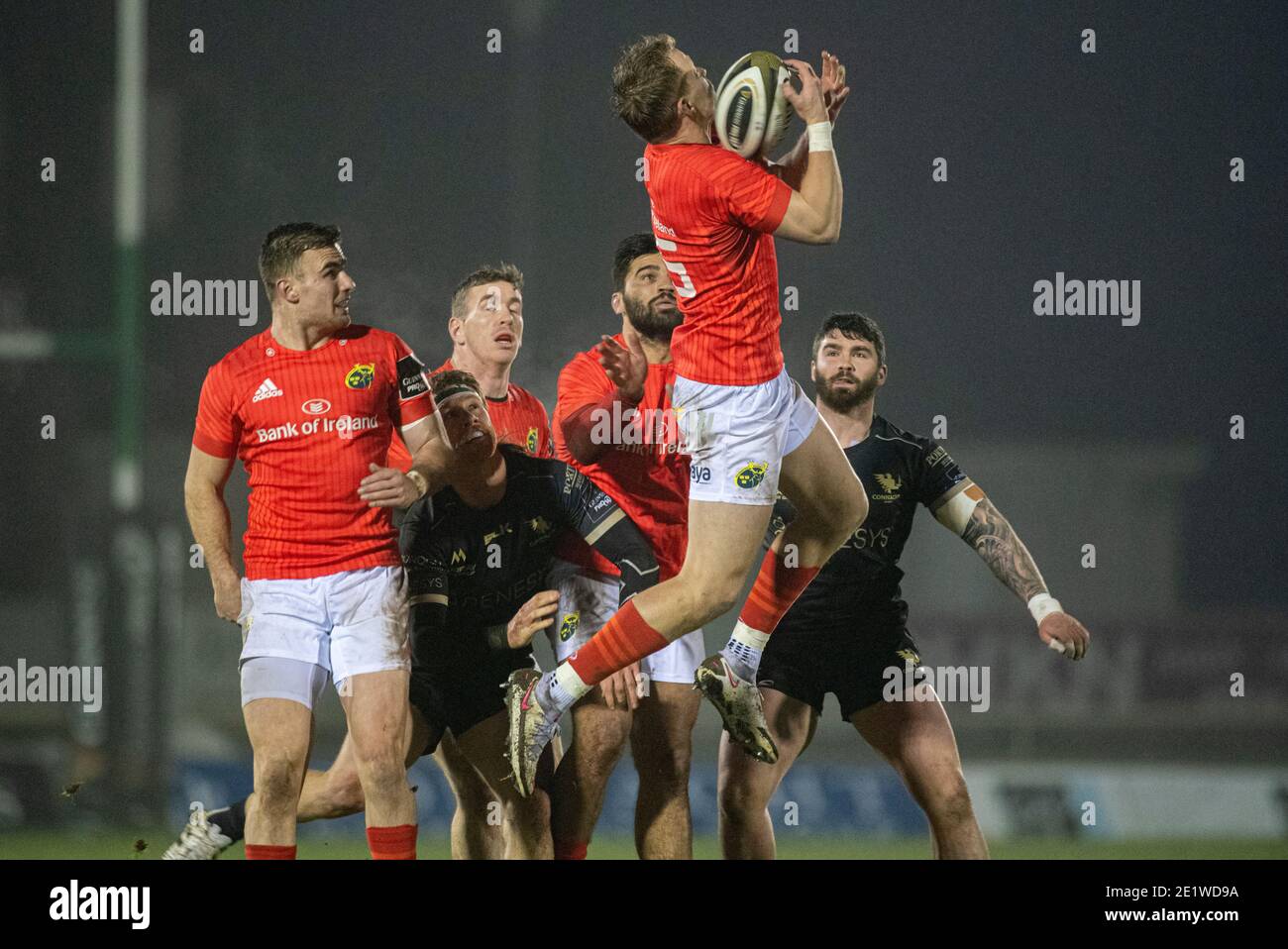 Galway, Irland. Januar 2021. Mike Haley von Munster springt für den Ball während des Guinness PRO14 Runde 11 Spiel zwischen Connacht Rugby und Munster Rugby auf dem Sportplatz in Galway, Irland am 9. Januar 2021 (Foto von Andrew SURMA/SIPA USA) Kredit: SIPA USA/Alamy Live News Stockfoto