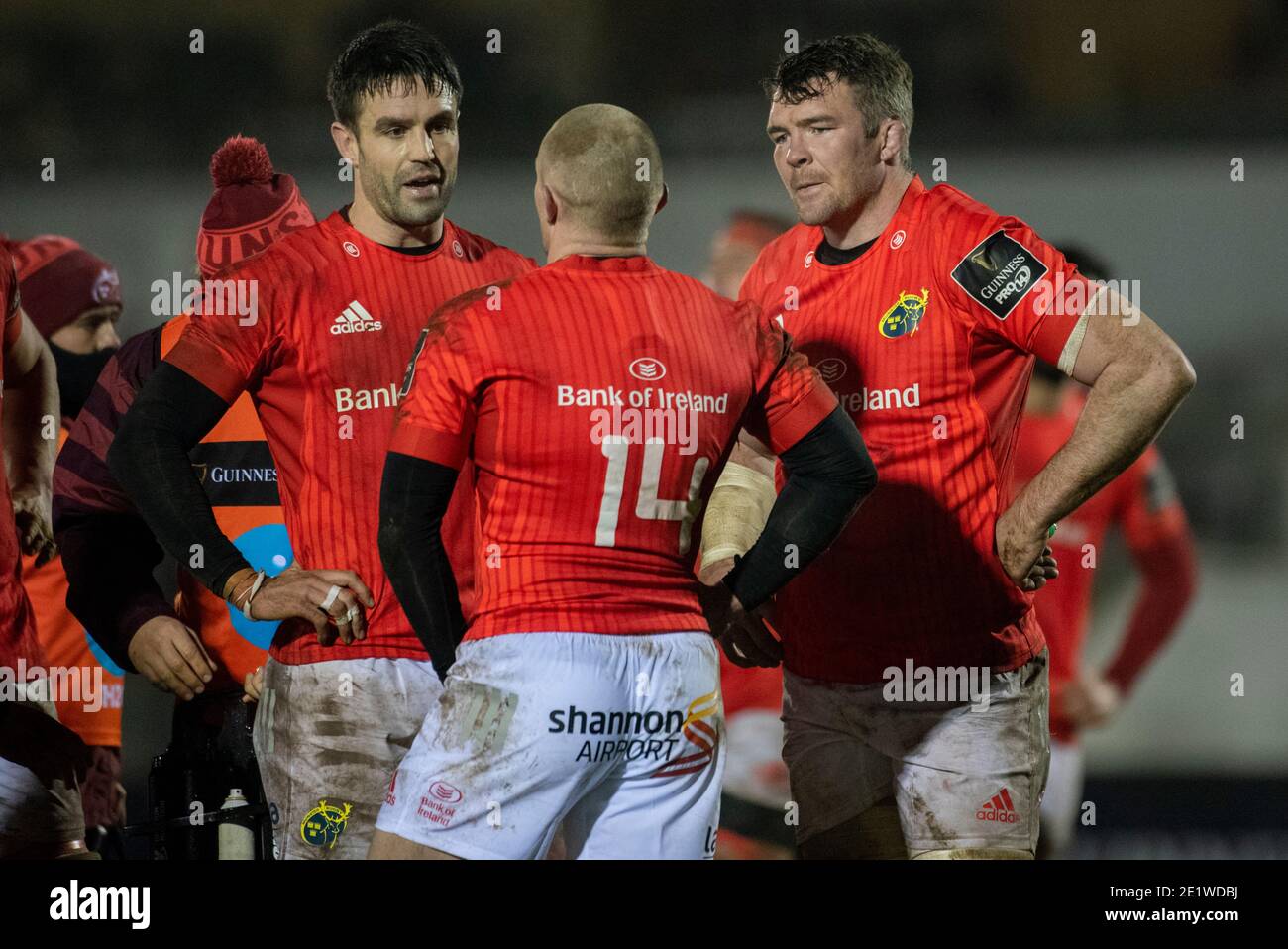 Galway, Irland. Januar 2021. Conor Murray von Munster spricht mit Keith Earls von Munster und Peter O'Mahony von Munster während des Guinness PRO14 Runde 11 Match zwischen Connacht Rugby und Munster Rugby auf dem Sportplatz in Galway, Irland am 9. Januar 2021 (Foto von Andrew SURMA/SIPA USA) Kredit: SIPA USA/Alamy Live News Stockfoto