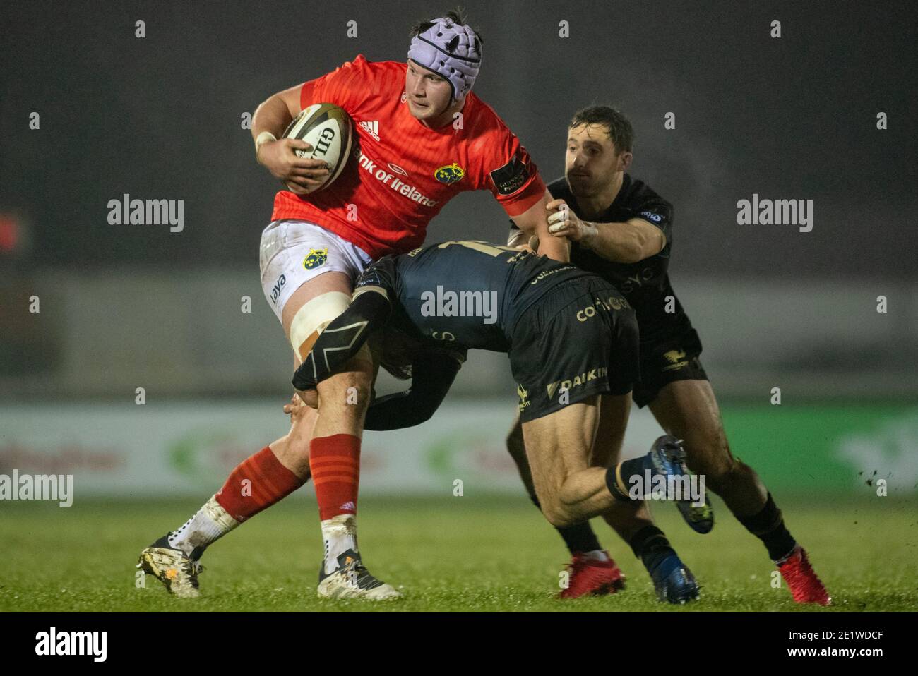 Galway, Irland. Januar 2021. Fineen Wycherley aus Münster mit dem Ball, der von John Porch of Connacht und Caolin Blade of Connacht während des Guinness PRO14 Runde 11-Matches zwischen Connacht Rugby und Munster Rugby auf dem Sportplatz in Galway, Irland, am 9. Januar 2021 in Angriff genommen wurde (Foto: Andrew SURMA/SIPA USA) Quelle: SIPA USA/Alamy Live News Stockfoto