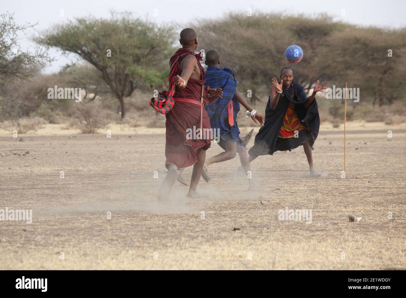 Junge Masai Krieger spielen Fußball in der Savanne Stockfoto
