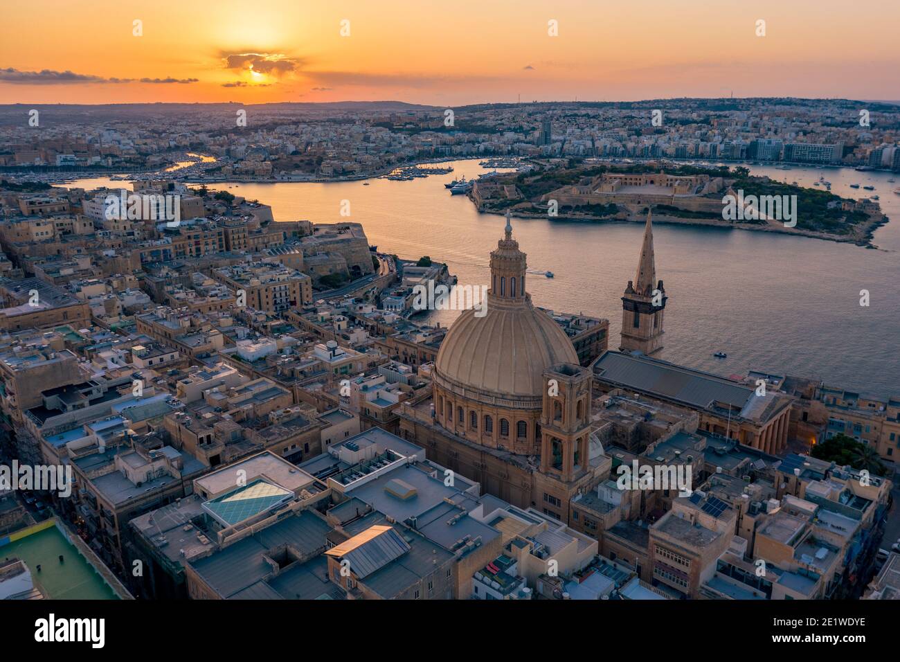 Luftaufnahme von Valletta, Malta mit Basilika unserer Lieben Frau vom Berg Karmel bei Sonnenuntergang Stockfoto