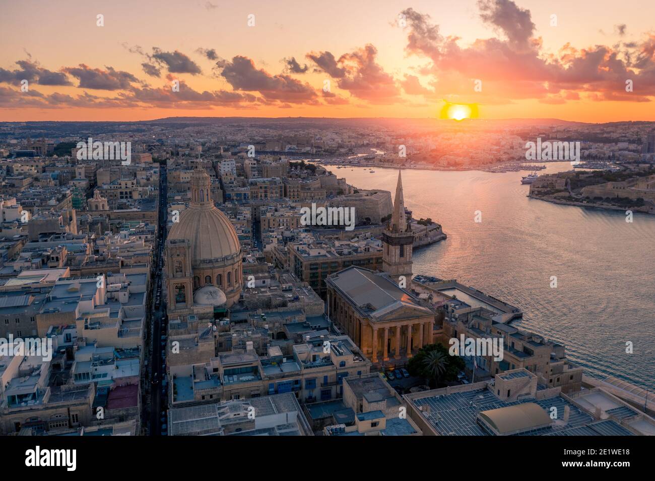 Luftaufnahme von Valletta, Malta mit Basilika unserer Lieben Frau vom Berg Karmel bei Sonnenuntergang Stockfoto