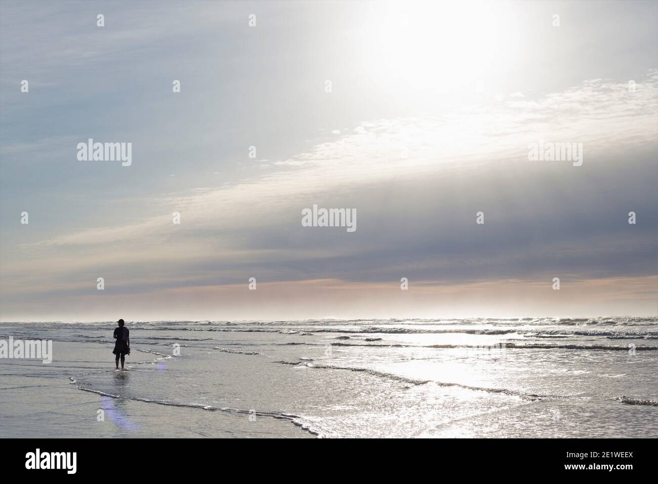 Silhouette eines Mannes allein am Strand. Stockfoto