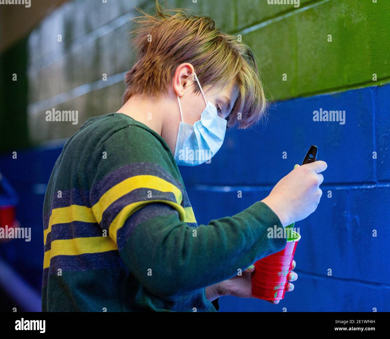 Al Eburne von Bellefonte hilft, ein Wandgemälde mit weißen nationalistischen Graffiti zu übermalen.Dutzende von Community-Mitgliedern versammelten sich bei Jake's Cards and Games, um das defaced Pride-Wandbild auf der Seite des Unternehmens neu zu malen. Freiwillige wechselten sich ab, um die sprühgemalten Botschaften der weißen nationalistischen Gruppe Patriot Front zu übermalen. Stockfoto
