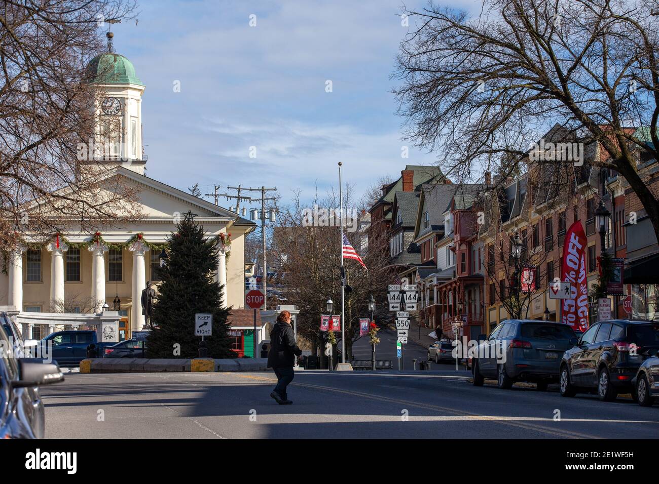 Das Centre County Courthouse ist etwa einen Block entfernt von dem Pride-Wandgemälde, das mit weißen nationalistischen Graffiti verunstaltet wurde.Dutzende von Community-Mitgliedern versammelten sich bei Jake's Cards and Games, um das defaced Pride-Wandbild auf der Seite des Unternehmens neu zu malen. Freiwillige wechselten sich ab, um die sprühgemalten Botschaften der weißen nationalistischen Gruppe Patriot Front zu übermalen. Stockfoto