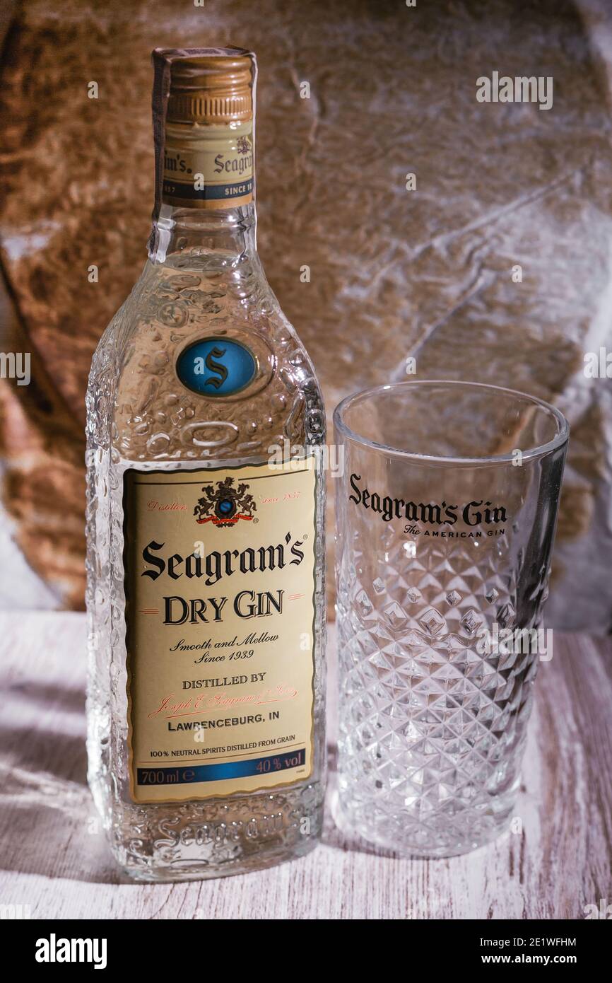 BARCELONA, SPANIEN - 10. JANUAR 2021: Flasche Seagrammes Gin, der meistverkaufte Gin, seit 1939 hergestellt. Stockfoto