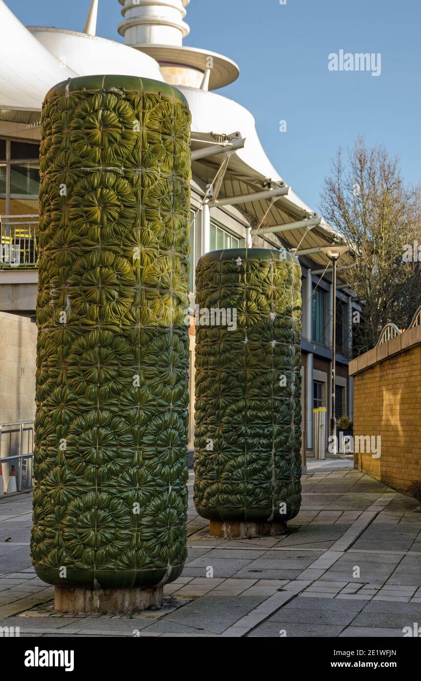 Basingstoke, UK - 25. Dezember 2020: Die Keramikskulpturen Fountain Trees von Richard Perry mitten auf dem Festival Square in Basingstoke Stadtzentrum Stockfoto