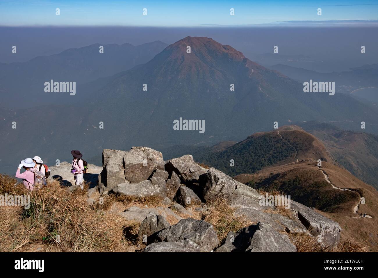 Eine Gruppe von Wanderern ist dabei, den Gipfel zu erreichen Der Lantau Spitze inmitten der vierten Welle der Pandemien In Hongkong Stockfoto