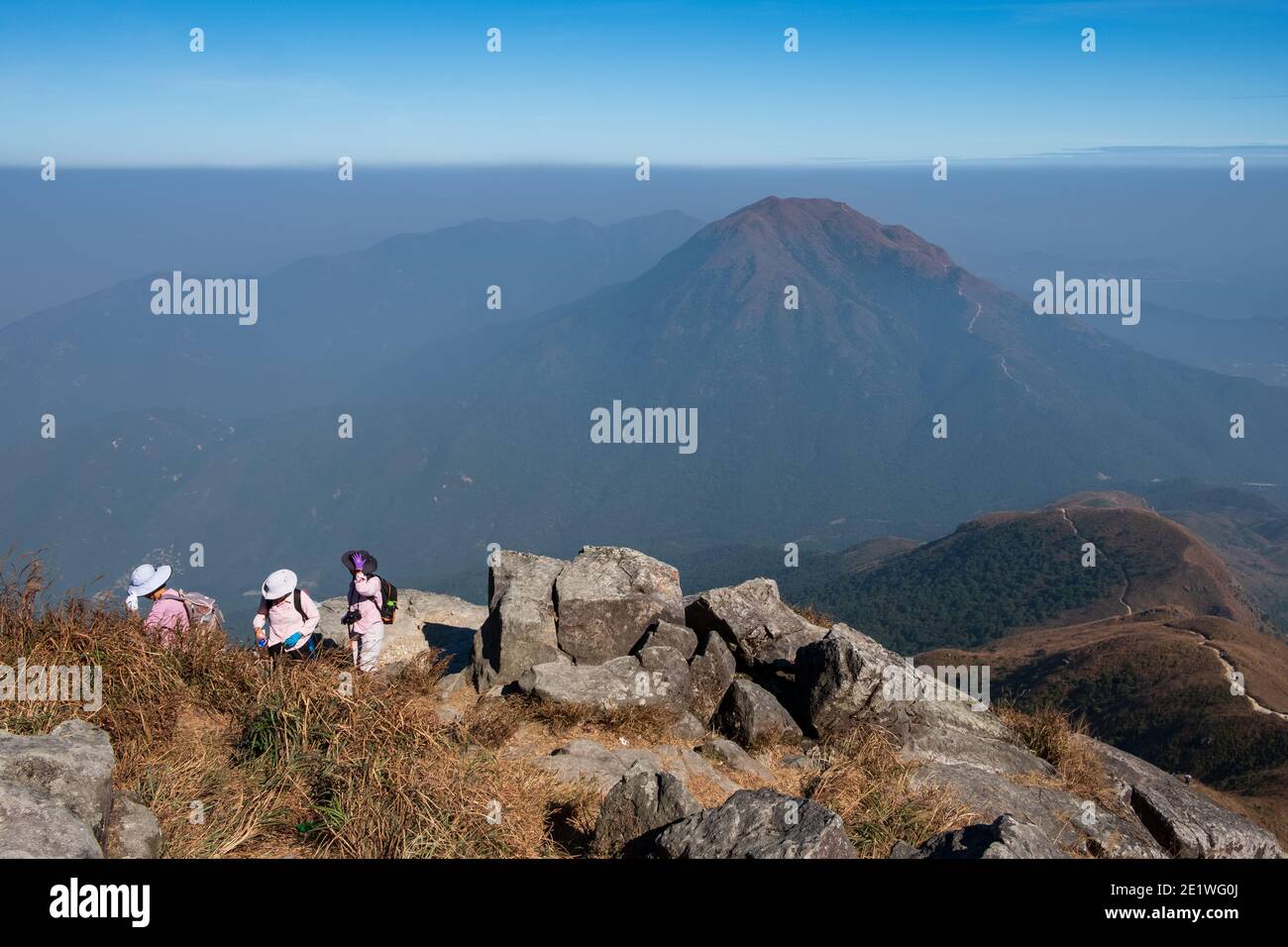 Eine Gruppe von Wanderern ist dabei, den Gipfel zu erreichen Der Lantau Spitze inmitten der vierten Welle der Pandemien In Hongkong Stockfoto